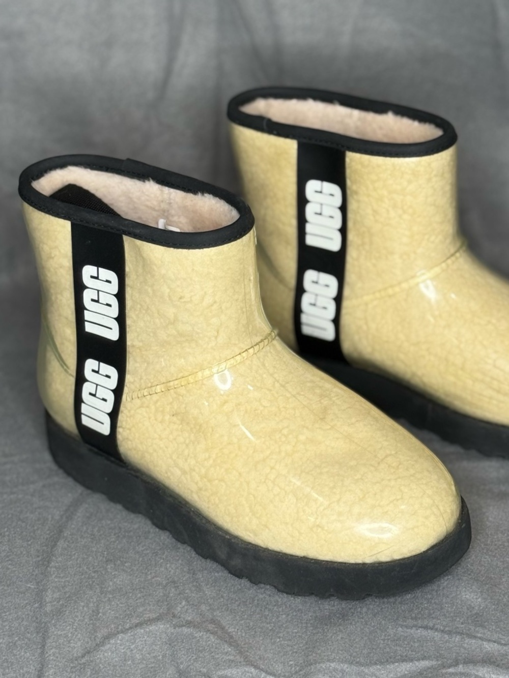 UGG Classic Clear Mini Waterproof Boots Natural Black Sheepskin Lining Size 8